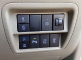 【踏み間違い衝突防止アシスト】 駐車操作中ブレーキが遅れ障害物と衝突する危険を察知したり、ブレーキとアクセルを間違え踏み込んだ時、クルマがエンジン出力やブレーキを制御し衝突防止を支援します。