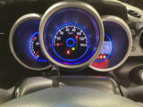 女性でも運転がしやすいように、シートの高さ調整機能(シートリフター)がついています。運転席と助手席の間が空いている為、助手席側への移動がスムーズです。交通量の多い道でも助手席側から乗り降りができます。