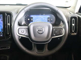 ステアリングはXC60などと同様の3本スポークですが、よりスポーティーなデザインとなっています ステアリングスイッチも充実しており、手を離すことなく機能を操作できます