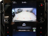 後方映像を11.6インチディスプレイに表示し、ステアリング連動ガイドラインが駐車をサポート。さらに後退時はリヤ4センサーが障害物を検知し、必要に応じてブレーキが作動します。