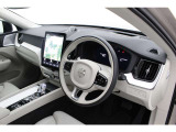 機能性が重視された運転席は、ボルボならではの雰囲気を醸し出しています。上質なレザーで巻かれたステアリングは、感触で高級車を感じさせる仕上がりになっています。