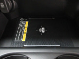 置くだけでワイヤレス充電可能です。12V電源ソケットも設置しております。周辺機器の充電にご利用頂けます。