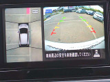 空から見下ろすような視点で、スムーズな駐車と安全確認をサポートする「アラウンドビューモニター」付です。