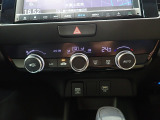 運転席からも手が届きやすく、操作しやすい空調コントロールパネル。オートエアコンなので操作の煩わしさが無くオールシーズン快適にドライブできます。快適空間で運転に集中できますね。