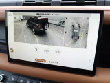 【3Dサラウンドカメラ】周囲の安全確認をアシストする機能です。3D車外ビュー、360&deg;オーバーヘッドビューを 利用して、狭いスペースでも安心、スムーズに運転操作ができます。