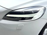 【LEDヘッドライト】明るく眩しいハイビームを先行車や対向車に照射しないオートハイビームを備えたLEDヘッドライト。北欧神話に登場するトールハンマーをモチーフにした、一目でボルボとわかるデザイン。
