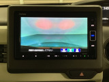 ギヤをR(バック)に入れるとナビの画面に後ろの映像が映るリアカメラ付です。後退時、コンディションが悪い視界でもカラーバックモニターがドライバーをサポートします。
