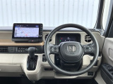 水平基調でスッキリとしたフロントビュー。広く見渡せて運転に安心をもたらします