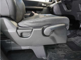 【ハイトアジャスター】レバーの上下操作だけで、座面を運転しやすい高さへ簡単に調節できます。