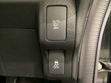 VSA装備車です。VSAはドライバーの操作と車の動きを見守っています。もし車の挙動が乱れたとき、4輪別々にブレーキをかけたり、エンジンパワーをしぼることによって車を安定させます。