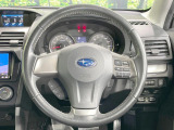 インテリアに合わせたデザインのステアリングは、運転される方のことも考え、運転しやすい形状、大きさです。是非一度、実際に触ってお確かめください。