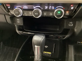 オートエアコンがついてます。左右独立で温度設定のできるデュアルオートエアコンです。パネル内のシートヒータースイッチは前席の左右別々に温度設定ができます。