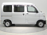 【機能的なサイド】街並みに馴染むシンプルなボディライン。荷物の出し入れがしやすいスライドドアで、毎日の作業効率を高めます。
