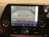 リバースギアに入れるだけで後方の表示へ切り替わります。夜間や雨の日の駐車も楽になりますよ。
