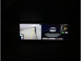 後退時には、リヤの4つのセンサーが障害物を検知し、必要に応じてブレーキが作動するよう設計されています。サイドビュー映像も表示され、周囲を確認しやすく、見えにくいガレージへの車庫入れも安心です。