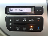 運転席からも手が届きやすく、操作しやすい空調コントロールパネル。シンプルな操作でスッキリしたデザインです。 外の天気が変わっても、室内はいつも快適空間で運転に集中できますね。