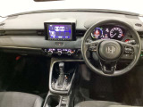 車内は光触媒抗菌消臭施工済です。スタイリッシュなデザインでスポーティなインパネ周りを演出します。グローブボックスやカップホルダーのほかにトレーなどたくさんの収納スペースが付いています。