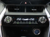 左右独立温度コントロールフルオートエアコンです。運転席、助手席それぞれで独立して温度設定ができます。冷え性の方が乗っても安心ですね♪