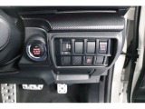 ステアリングコラム右側には運転制御系の物理スイッチを配しています。 の人に触られることなく、操作感もしっかり間違いのない操作が可能です。