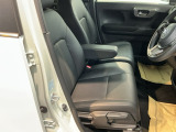 運転席は、大きな座面と包み込むような背もたれがドライバーの身体全体をしっかり支えます。上質なシート素材と座り心地のよいクッションを採用し、長時間の運転やコーナーの多い道も快適です。