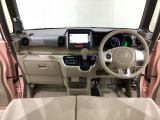 車内は光触媒抗菌消臭施工済です。インパネ周りはスタイリッシュなデザインです。グローブボックスやカップホルダーのほかにトレーなどたくさんの収納スペースが付いています。