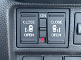 両側電動スライドドアです。リモコンや運転席スイッチ、ドアハンドルの操作で自動開閉。お子さまを抱きかかえている時や荷物の多い時などに便利です。