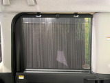【ロールシェード】日差しや車外からの光が眩しいときにサッと引き出して使える、ロール格納タイプのサンシェードを装備。後席に乗ったお子様がウトウトしだした時など、ぜひご活用ください♪