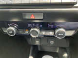 フルオートエアコンが装備されています。お好みの温度設定をするだけでエアコンの風量やモードの切り替えを自動でコントロールしてくれます。ユーザーの操作が少なく燃費走行にもつながります。