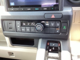 【eコンスイッチ】低燃費運転をサポートするECONモード。スイッチをONすると、エンジンやトランスミッション、A/Cなどを協調制御し、燃費の向上に貢献。エコドライブの効果を高めます。