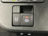 【電動パーキングブレーキ+オートブレーキホールド機能】 指先だけで簡単に操作が可能なパーキングブレーキ、スイッチを押すとブレーキペダルから足を離してもブレーキを保持できるオートブレーキホールド搭載。