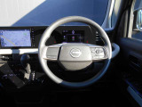 ステアリングハンドルです。オーディオコントロールスイッチが付いて運転中でも手元でオーディオの操作が出来て便利ですよ。
