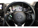 ハンドル左側にはオーディオ操作が出来るオーディオリモートコントロールスイッチ、右側にはHondaSENSINGとオートクルーズスイッチを装備!長距離運転や高速道路の運転では大活躍です!