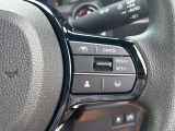 【クルーズコントロール】アクセル操作なしで一定速度を保つ機能。先行車との距離を自動調整する追従型が主流で、高速走行時の疲労を劇的に軽減します。長距離移動が多いお客様への商談では必須の快適装備です。