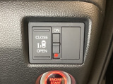 左側電動スライドドアは運転席からでも操作ができるように、ハンドル付近に開閉の操作スイッチが付いています。