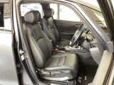 フロント広々、セパレートシートの運転席は、ハイトアジャスターが付いているので、快適にドライブができます。ハンドルはテレスコピック機能で、ハンドル位置を上・下・手前・奥に調節できます。