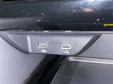 充電用USB端子付き。スマートフォンなどの充電に便利です。