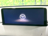 【10.25インチマツダコネクト】車内の雰囲気にマッチした大型ディスプレイ。スマホ接続でのナビ使用やBluetooth再生等、様々な機能が楽しめます。直感的なダイヤル操作が可能で、使い勝手も良好です。
