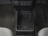 センターフロアトレイ。ティッシュ箱を置いた下にも携帯電話などを収納できる空間があります。さり気ない気遣いを感じられます。