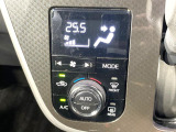 【オートエアコン】一度お好みの温度に設定すれば、車内の温度を検知し風量や温度を自動で調整。暑い&hellip;寒い&hellip;と何度もスイッチ操作をする必要はありません。快適な車内空間には必須の機能ですね♪