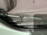 シートハイトアジャスターが付いているので運転姿勢を調整するのに便利ですね。身長に合ったシートポジションは安全運転や疲労軽減にもつながります。