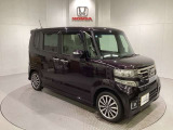 CVT車のセレクトレバーです。低速から高速まで、変速ショックのないスムーズな走りを実現するとともに、エンジン効率のよい領域を維持することで燃費にも貢献します。