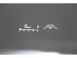 運転手の目の前のガラスにスピードメーター等を表示してくれるヘッドアップディスプレイ。視線の移動が少なくてすむので運転に集中できます。