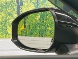 【ブラインドスポットモニター】走行中、ドアミラーの死角になりやすい箇所に後続車が接近するとサイドミラーのレンズに警告を表示!ドライバーに注意喚起をしてくれます。