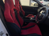 【専用スポーツシート】ホールド性に優れ、カーブ時の体が流れを抑制してくれます。また、体にフィットするから腰や背中が疲れにくく、ロングドライブや高速走行でも快適にお過ごしいただけます♪