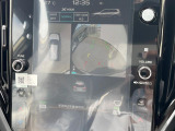 【マルチテレインモニター】車のフロントやサイドのカメラ画像を同時にモニター表示することで、悪路や狭い道を走行時でも周囲の状況確認ができ安心!本格SUVにうれしい装備です♪