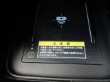 スマホの充電などに便利なワイヤレス充電器が付いてます。足元にコードが散らかることがなくなり、すっきり充電できます。