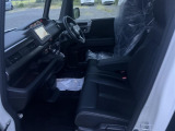水平基調のインパネは運転者の広い視覚を確保しています。右左折時に歩行者の存在を気づきやすい工夫もされています。
