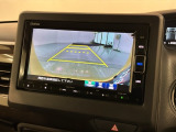 リバースギアに入れるだけで後方の表示へ切り替わります。夜間や雨の日の駐車も楽になりますよ。