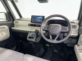 運転席まわりです。 各操作スイッチは使いやすい位置に配置されてます。