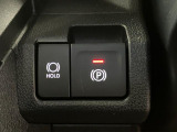 【電動パーキングブレーキ+オートブレーキホールド機能】 指先だけで簡単に操作が可能なパーキングブレーキ、スイッチを押すとブレーキペダルから足を離してもブレーキを保持できるオートブレーキホールド搭載。